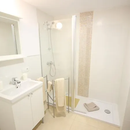 Sunset, Sea View, אדחה